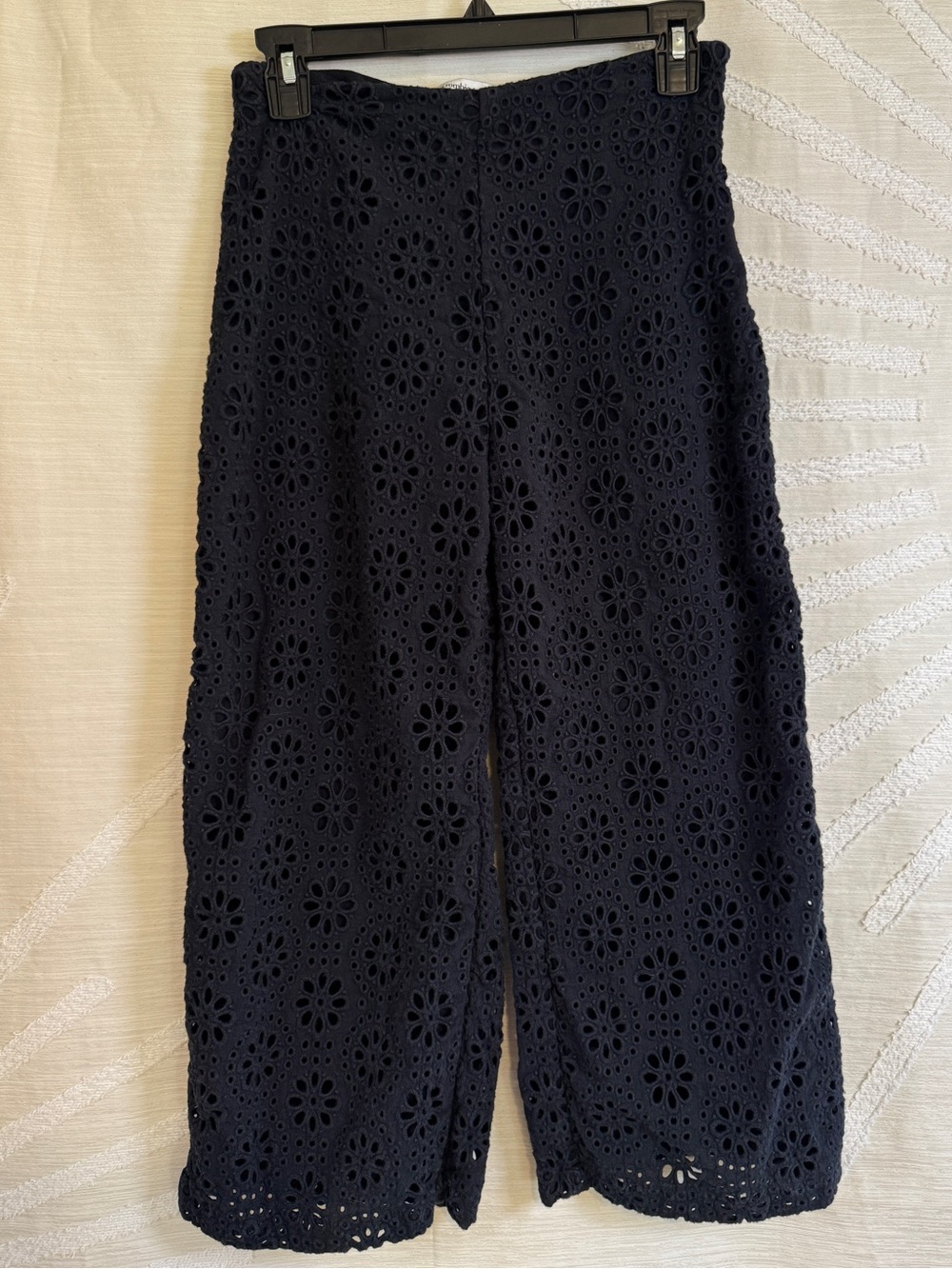 Abercrombie & Fitch Women’s Size 2 Black Floral Eyelet Wide Leg Pants Crop - Picture 2 of 8